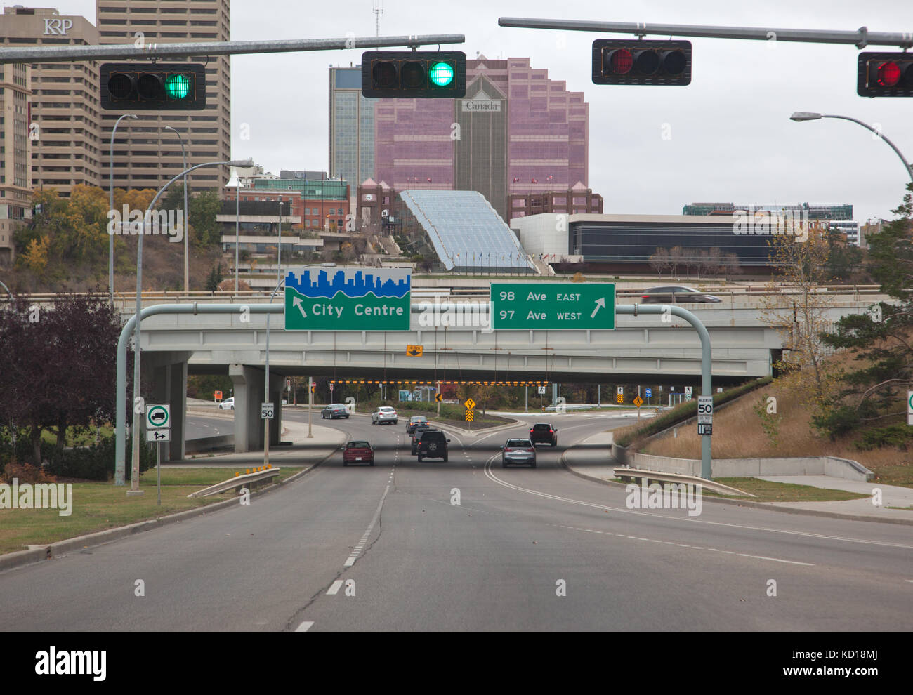 Intersezione di traffico o forcella in strada in Edmonton, Alberta Foto Stock