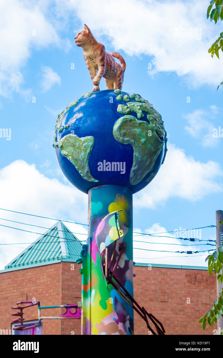 Scultura di livello su tope del mondo in Kensington market nel centro cittadino di Toronto Ontario Canada Foto Stock