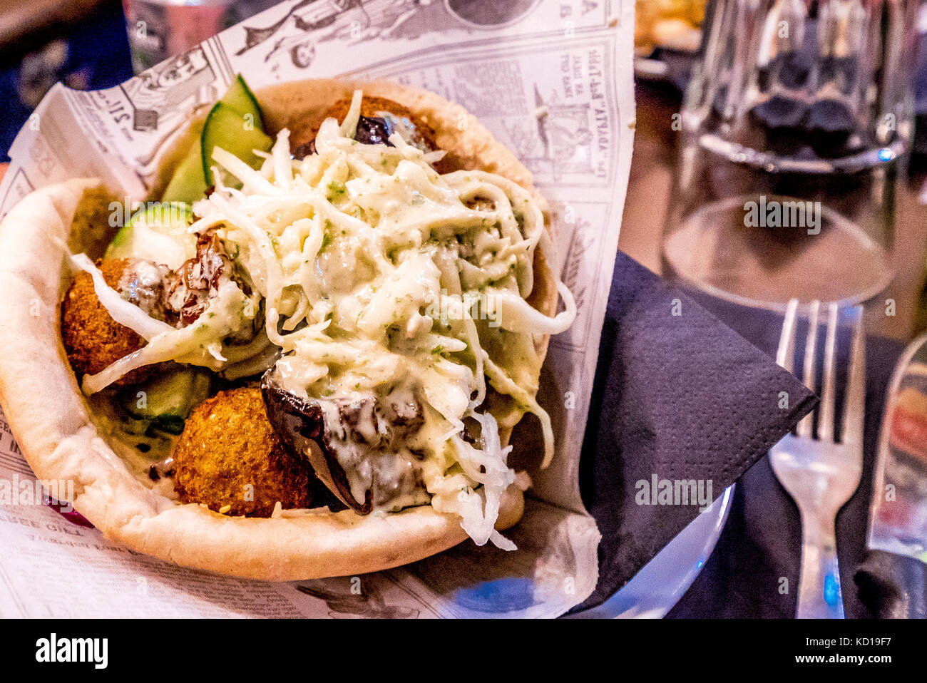 Il falafel è il cibo di strada più popolare di Parigi. Il più famoso è il brutto sandwich di falafel in stile israeliano Foto Stock