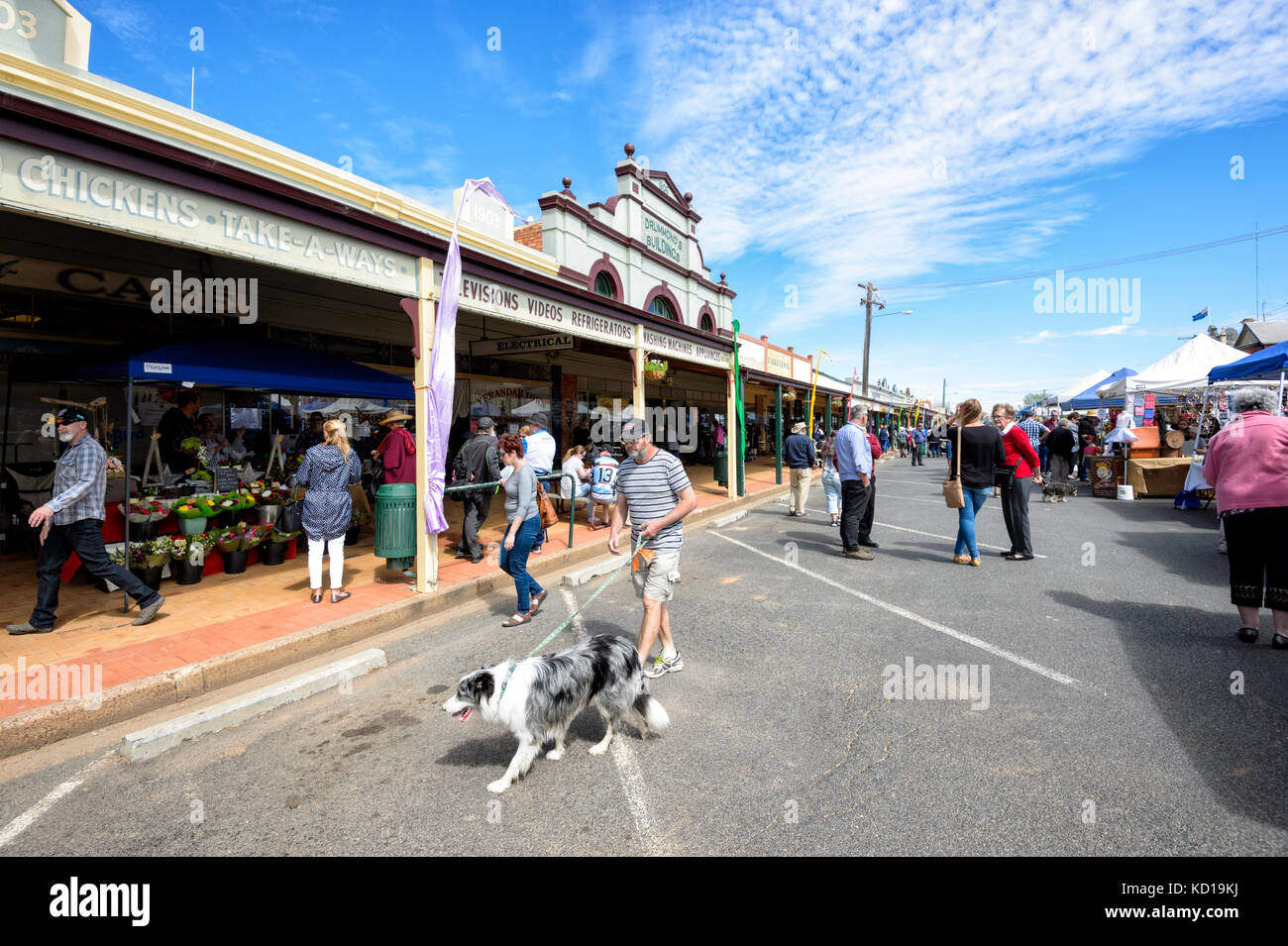 Strada del mercato presso il piccolo borgo rurale di Lockhart, Nuovo Galles del Sud, NSW, Australia Foto Stock