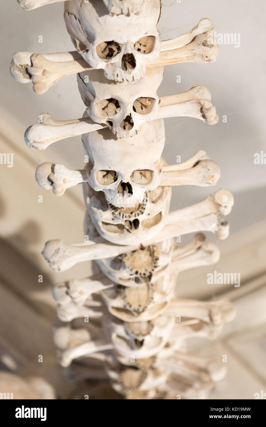 Kutna Hora, Repubblica Ceca - 18 agosto 2017: Ossa umane esposte all'interno dell'ossario di Sedlec Foto Stock