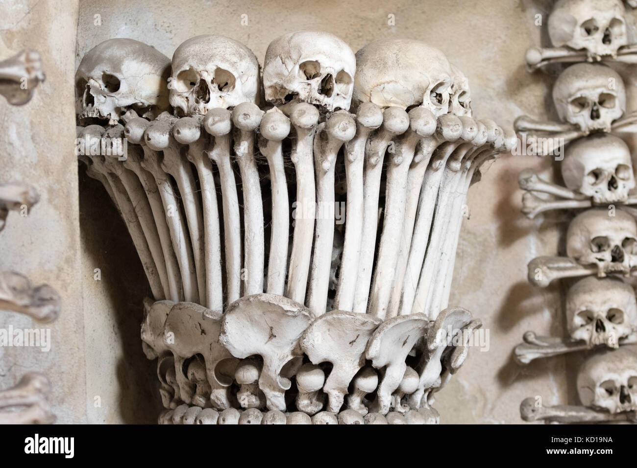 Kutna Hora, Repubblica Ceca - 18 agosto 2017: Ossa umane esposte all'interno dell'ossario di Sedlec Foto Stock