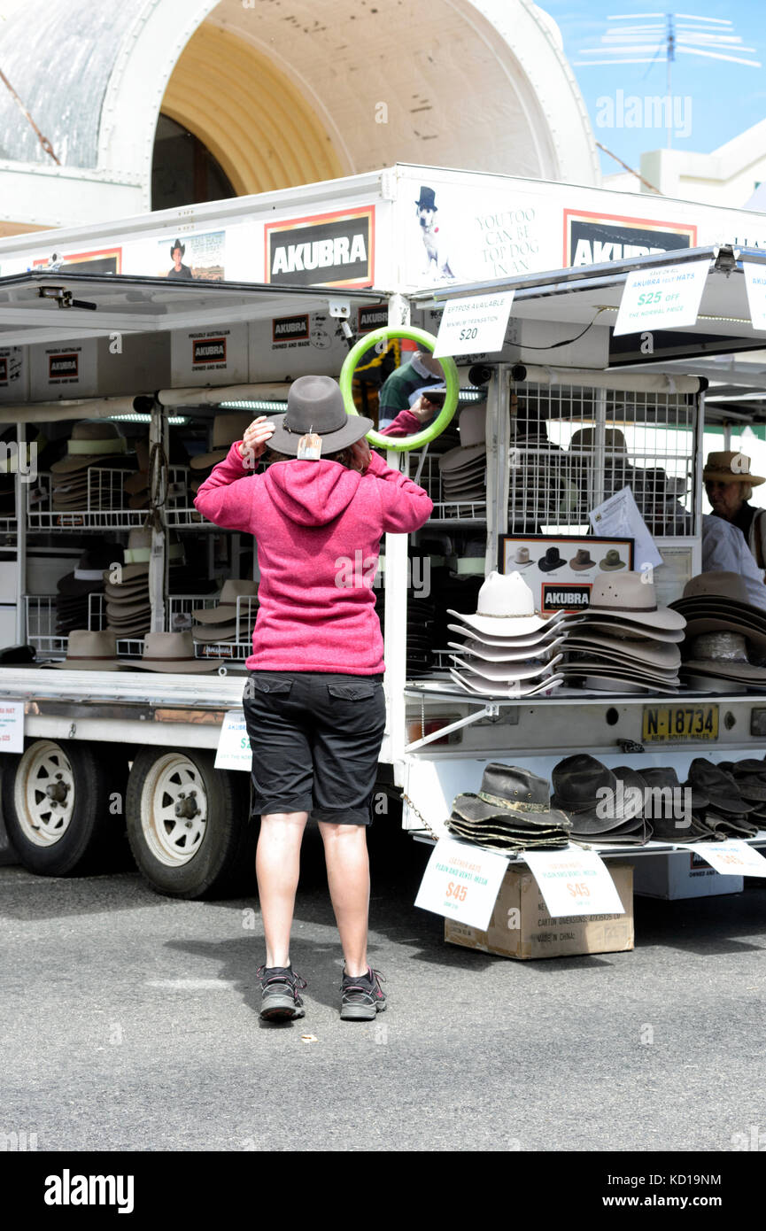 Persona cercando su un Episteme hat al mercato nella piccola cittadina rurale di Lockhart, Nuovo Galles del Sud, NSW, Australia Foto Stock