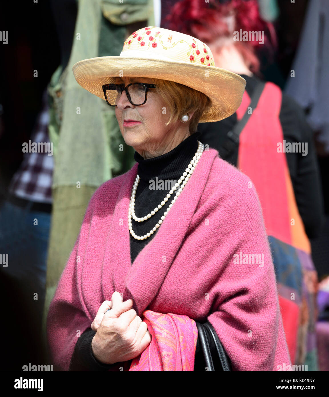 Elegante signora anziana che indossa un cappello di paglia e una collana di perle Foto Stock
