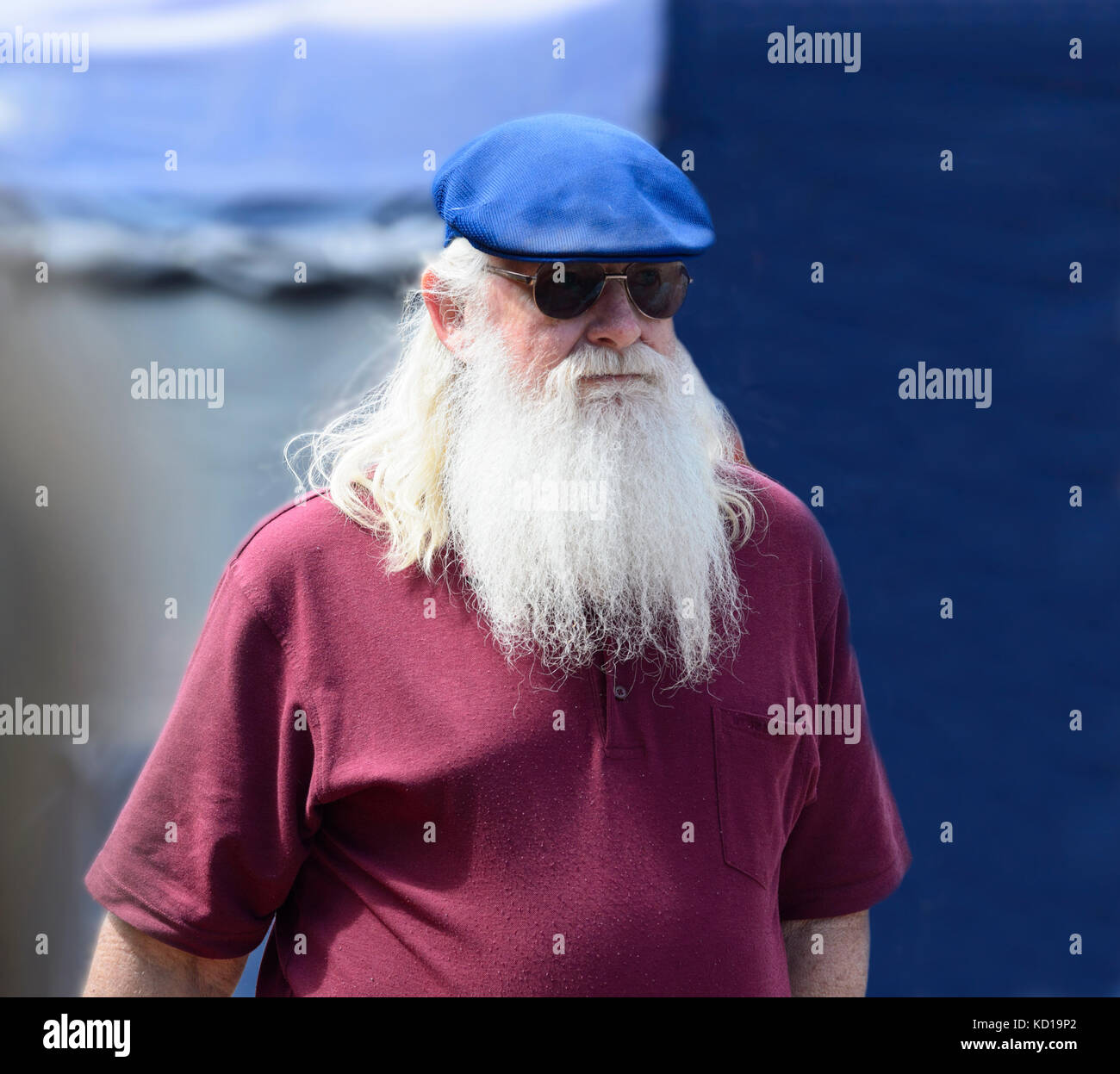 Ritratto di un uomo anziano che indossa un berretto, occhiali da sole e una lunga barba bianca Foto Stock