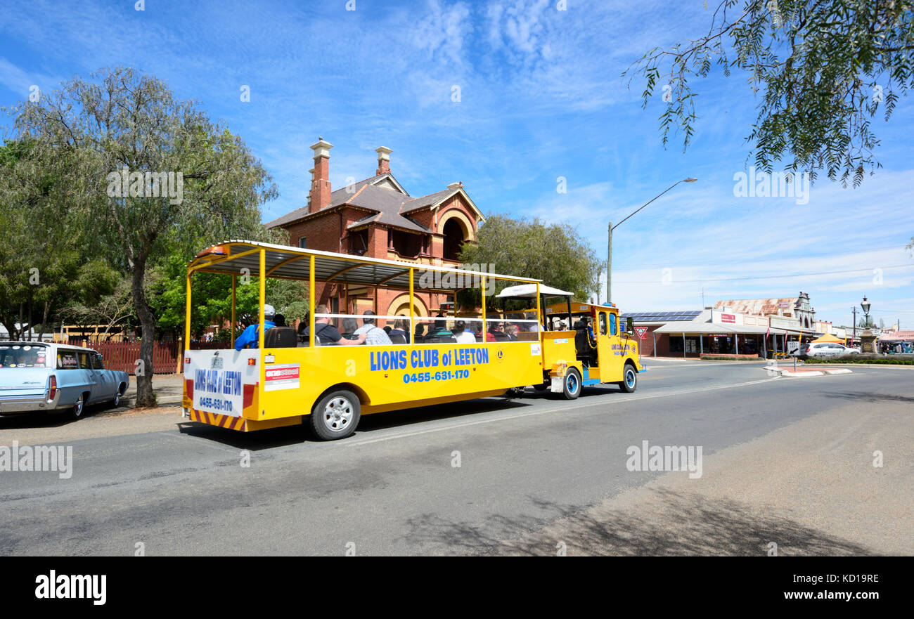 Giallo autobus turistico nella piccola cittadina rurale di Lockhart, Nuovo Galles del Sud, NSW, Australia Foto Stock