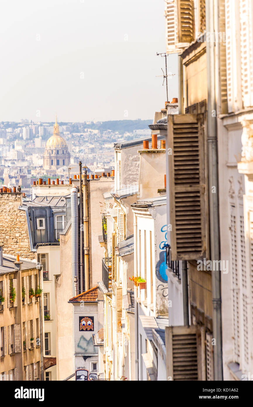 Montmartre è pieno di fascino! Arroccato sulla cima di una piccola collina nel 18th arrondissement ha alcune scale ripide e strade. Foto Stock