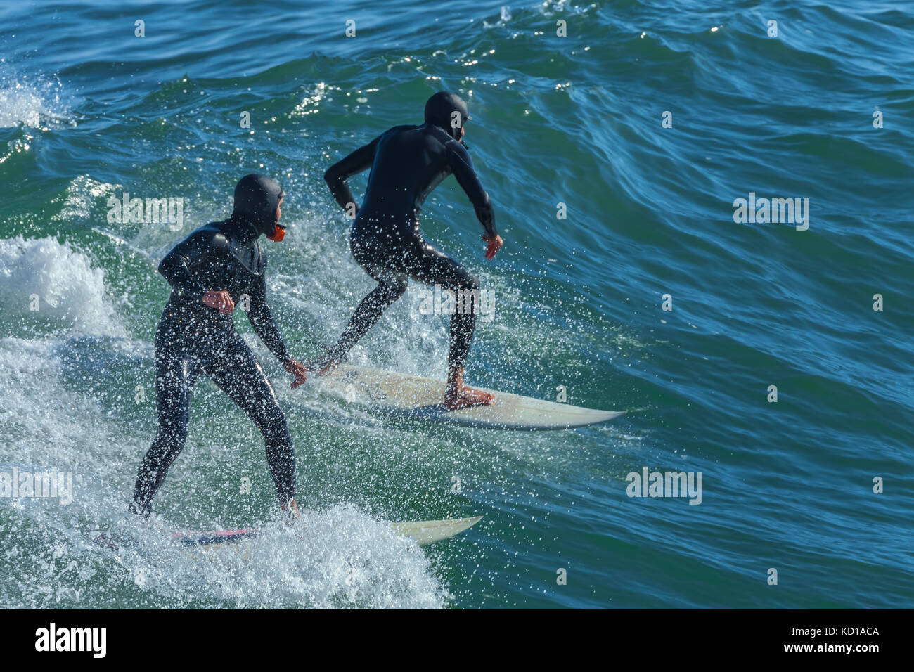 In prossimità dei due surfers cattura un'onda della baia di San Francisco, California. Foto Stock