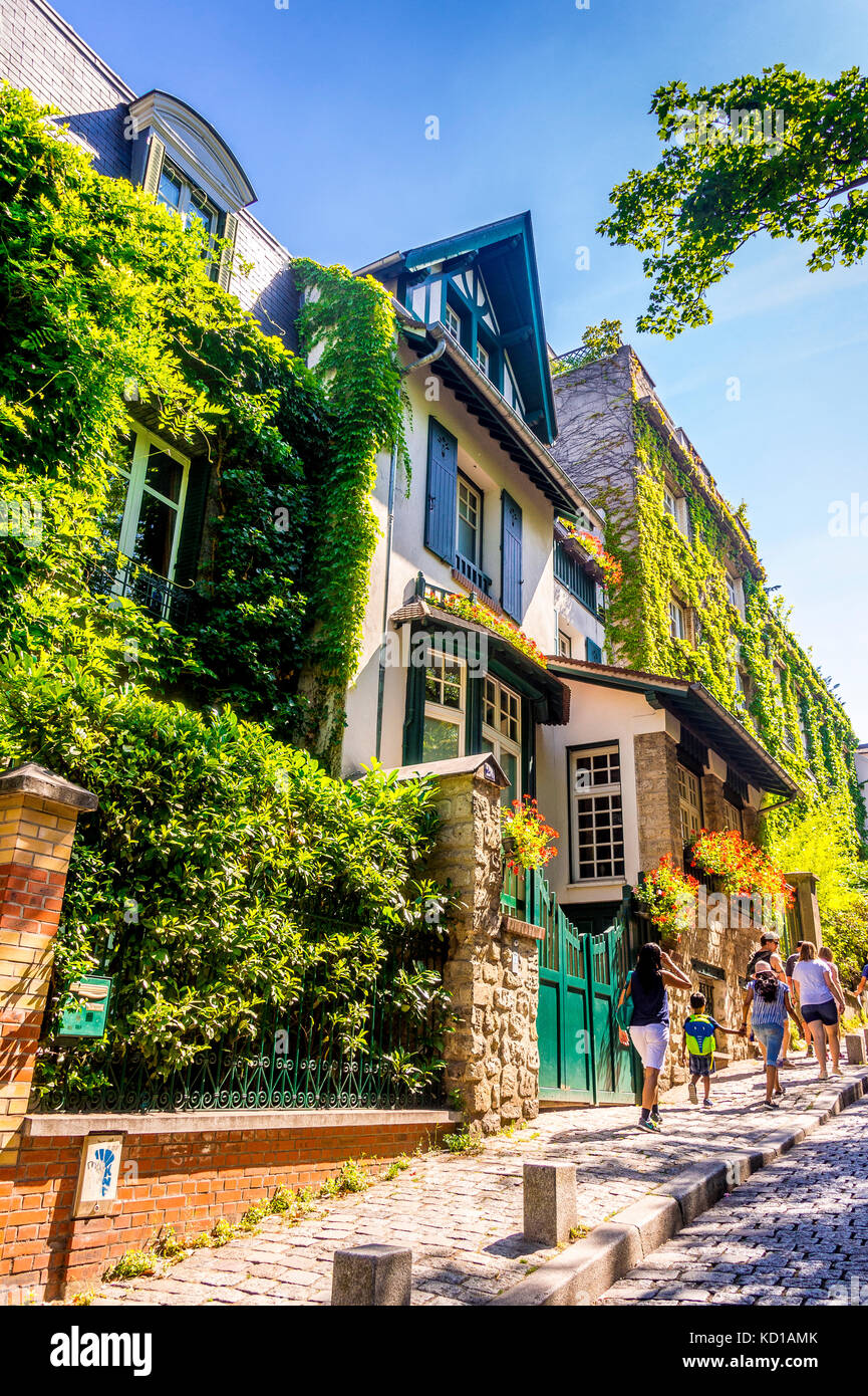Montmartre è pieno di fascino! Arroccato sulla cima di una piccola collina nel 18th arrondissement ha alcune scale ripide e strade. Foto Stock