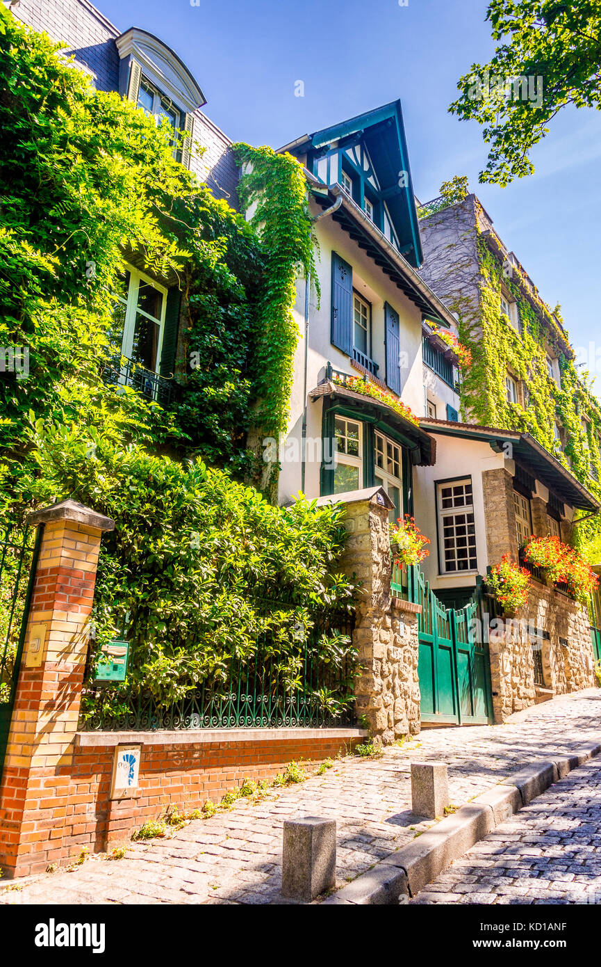 Montmartre è pieno di fascino! Arroccato sulla cima di una piccola collina nel 18th arrondissement ha alcune scale ripide e strade. Foto Stock