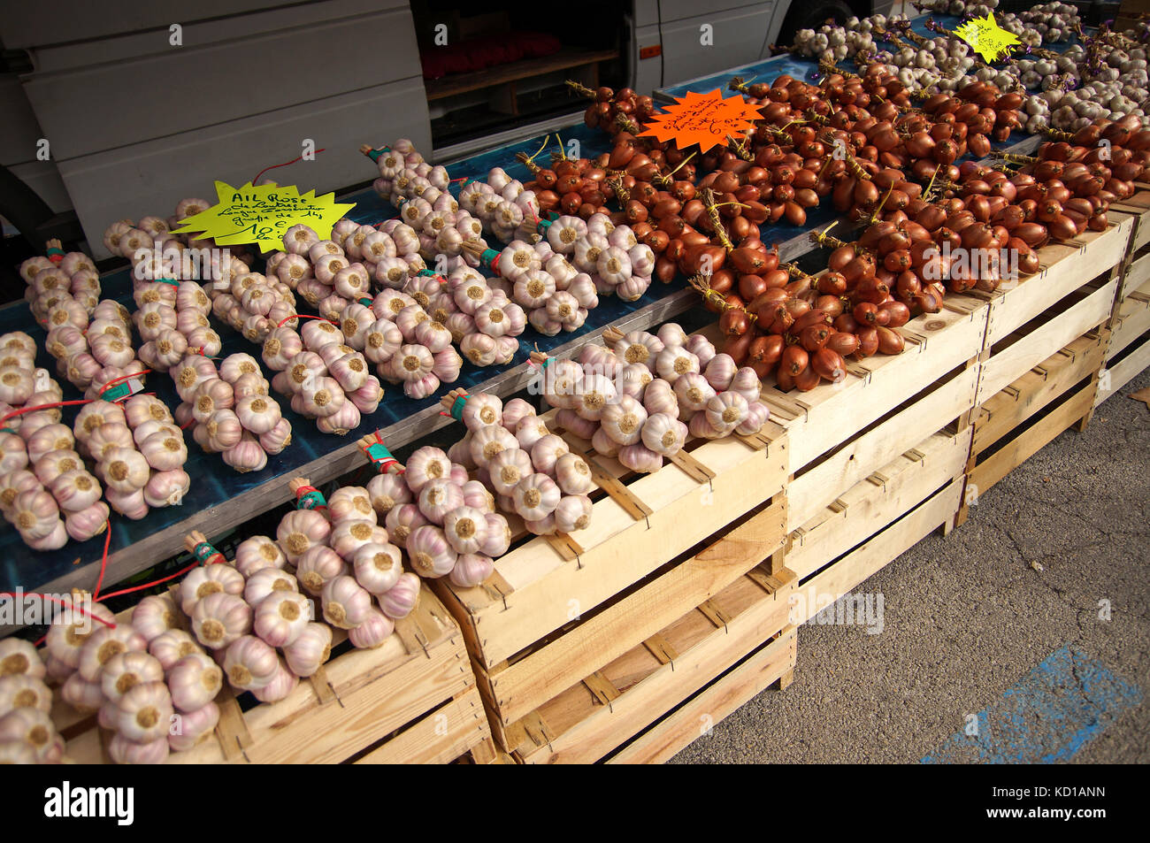 Diversi tipi di aglio (allium sativum) presentati in un mercato provenzale Foto Stock