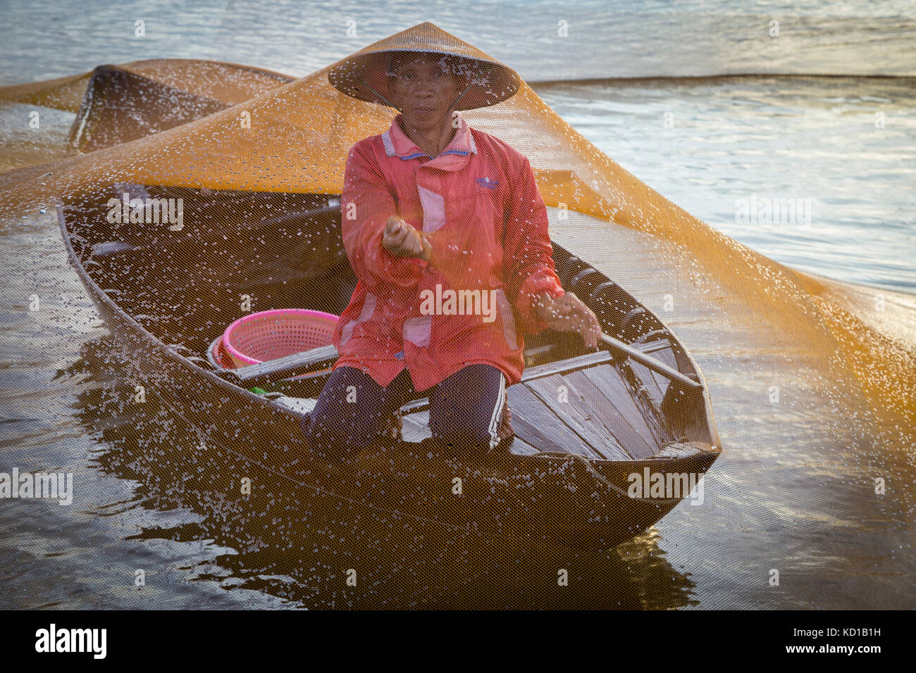 Pescatore vietnamita che manipola la sua rete Foto Stock