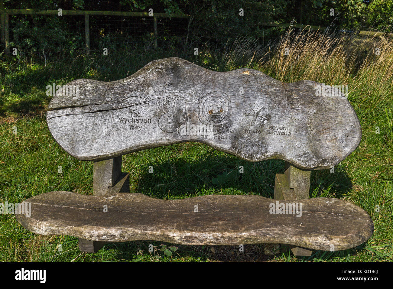 Incisione su una panca in legno lungo il modo Wychavon Foto Stock