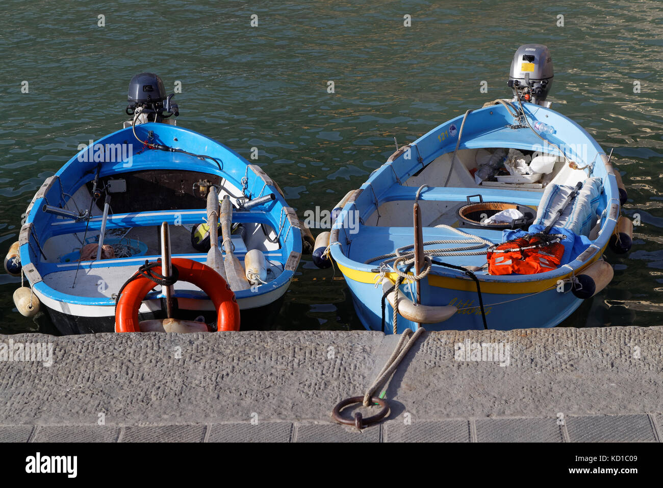 VERNAZZA, Italia, Giugno 4, 2017 : due piccole barche nel porto di Vernazza, un villaggio del Parco Nazionale delle Cinque Terre sulla Riviera Italiana. L'sono Foto Stock