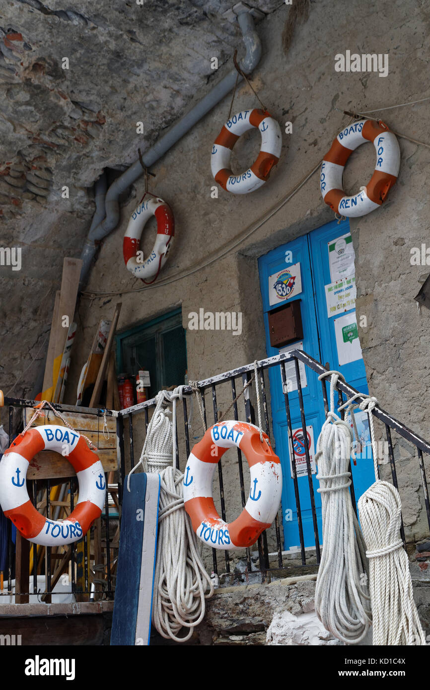 MANAROLA, Italia, Giugno 4, 2017 : strumenti di pescatori nella marina di un villaggio del Parco Nazionale delle Cinque Terre sulla Riviera Italiana. Le Cinque Terre Foto Stock