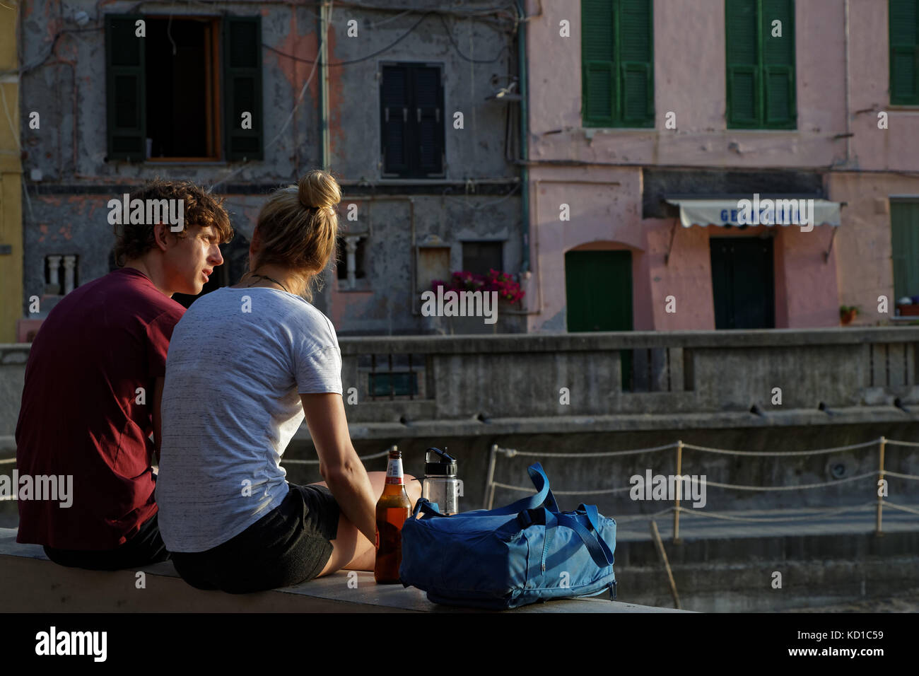 VERNAZZA, Italia, Giugno 4, 2017 : Una giovane coppia si ammira il villaggio del Parco Nazionale delle Cinque Terre sulla Riviera Italiana. L'area delle Cinque Terre è Foto Stock
