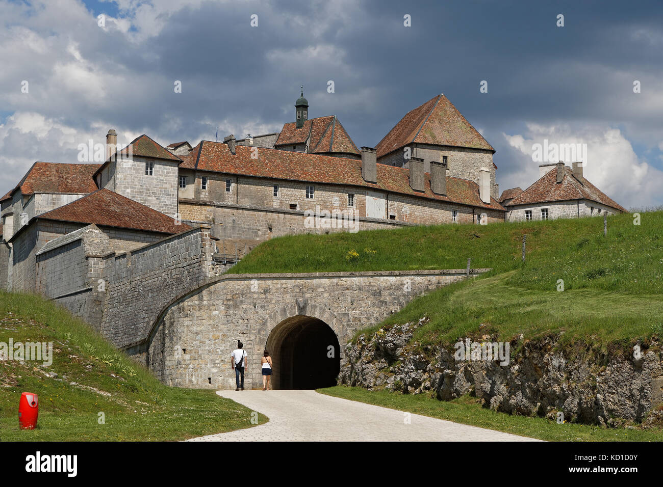 Il Fort de Joux. Il castello comanda il passo di montagna Cluse de Pontarlier ed è stato migliorato dal famoso architetto Vauban. Foto Stock
