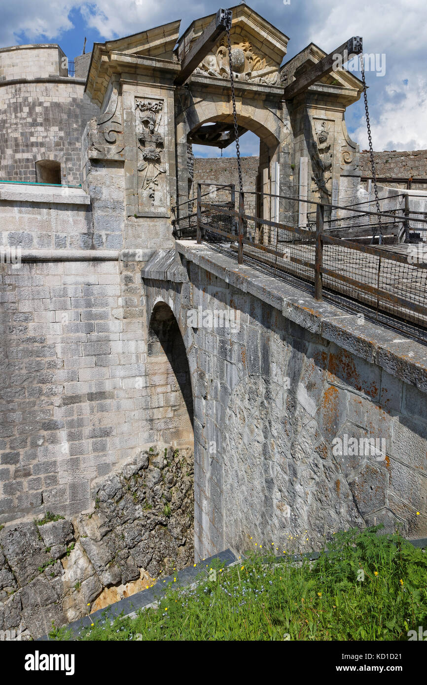 Ponte levatoio a Fort de Joux. Il castello comanda il passo di montagna Cluse de Pontarlier ed è stato migliorato dal famoso architetto Vauban. Foto Stock
