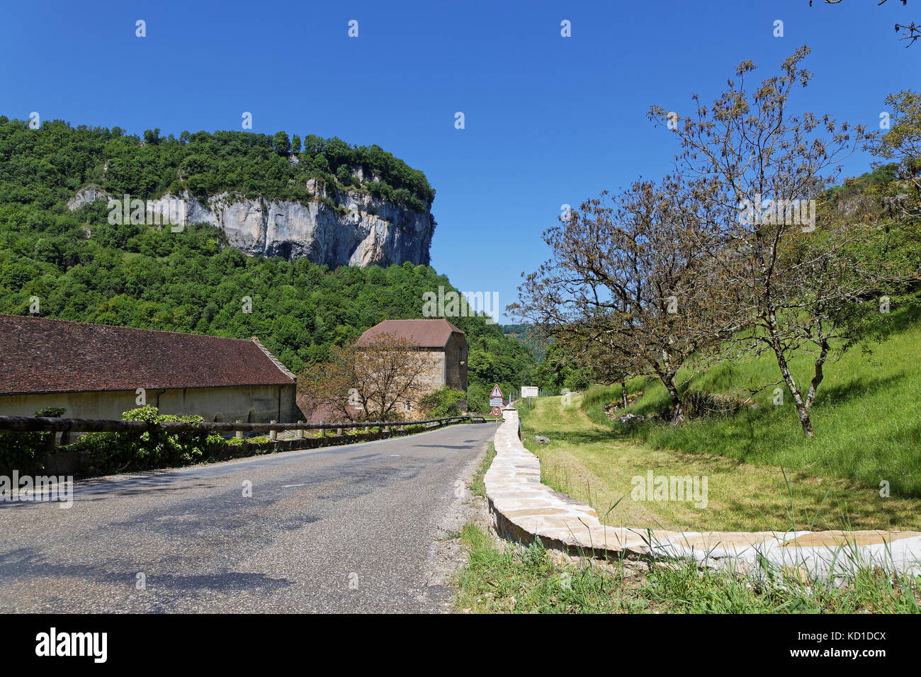 Il villaggio di Baume-les-Messieurs si trova all'interno della più vasta delle valli a testa di vapore della scarpata del Giura, il 'Reculee de Baume', calcare c. Foto Stock