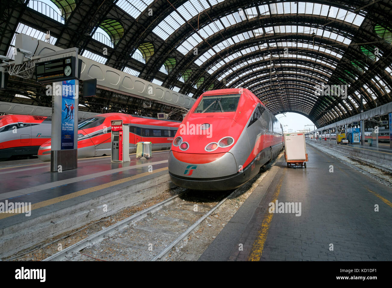 Trenitalia Frecciarossa treni ad alta velocità pronta per l'imbarco presso  la stazione centrale di Milano, Milano, Italia Foto stock - Alamy