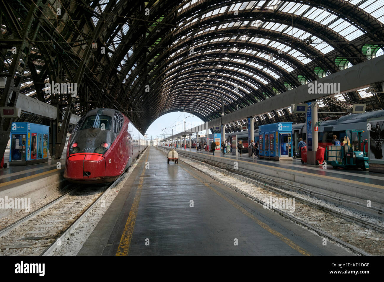 NTV (Nuovo trasporto viaggiatori) ad alta velocità treno passeggeri in attesa di imbarco presso la stazione centrale di Milano, Milano, Italia Foto Stock
