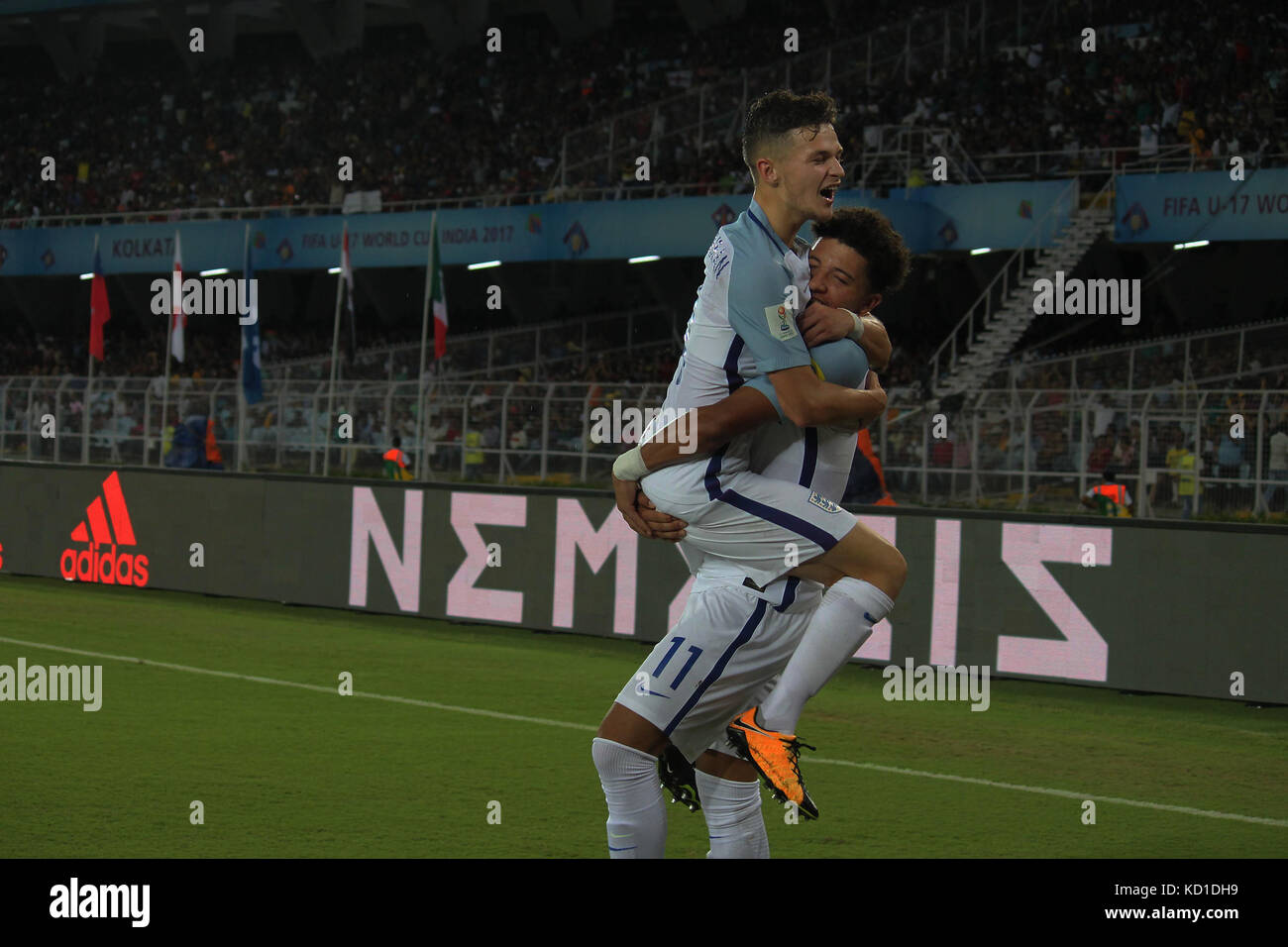 Kolkata, India. 08 ott 2017. Inghilterra metà fielder jadon sancho gode dopo aver segnato il suo secondo obiettivo durante il FIFA u17 world cup. Credito: sandip saha/Pacific press/alamy live news Foto Stock