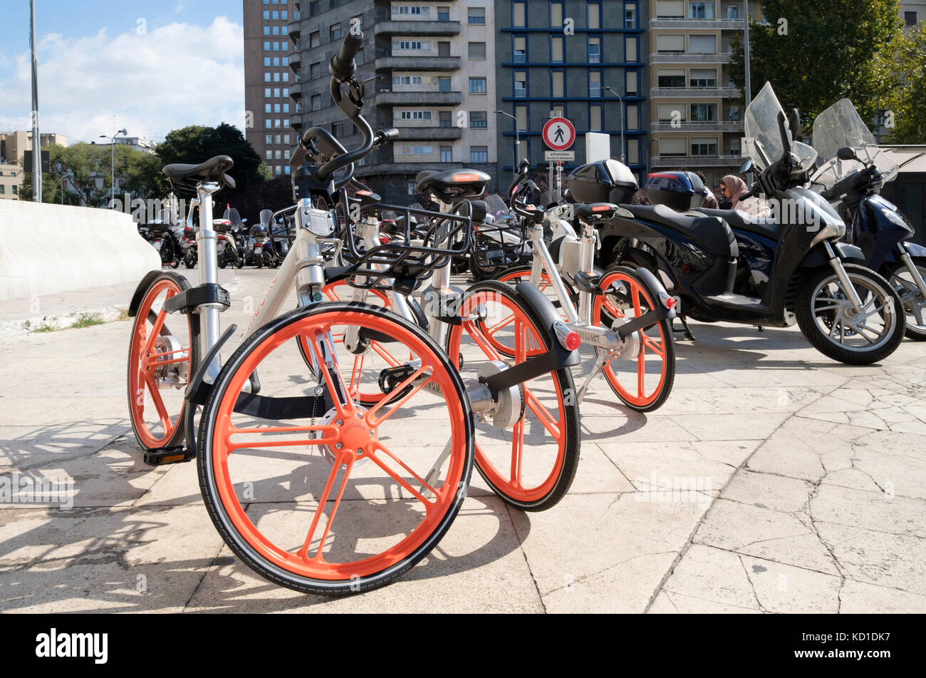 Mobike cash-free bike smart parcheggiata vicino la stazione centrale di Milano, Milano, Italia Foto Stock