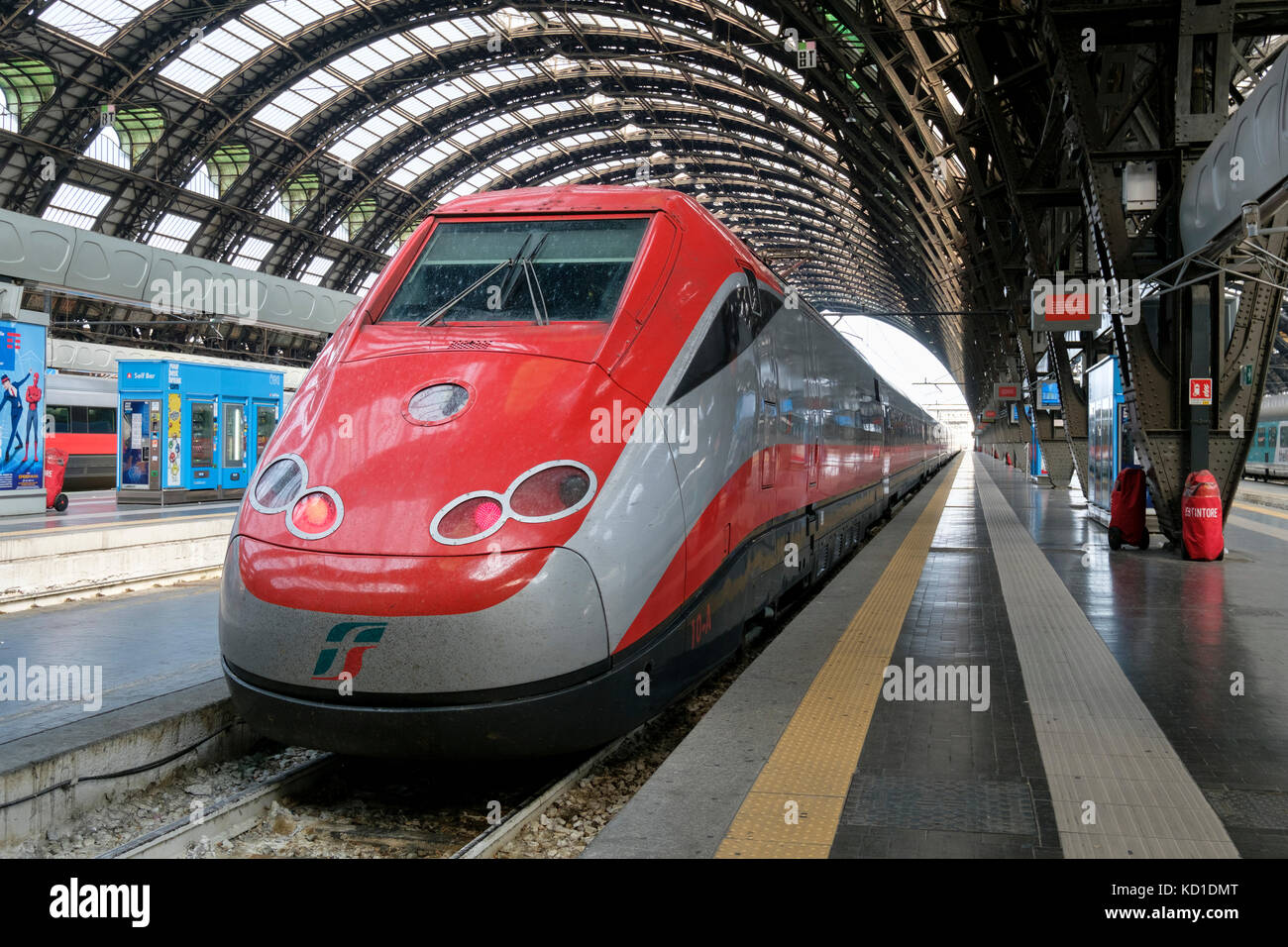 Trenitalia Frecciarossa treno ad alta velocità pronta per l'imbarco presso la stazione centrale di Milano, Milano, Italia Foto Stock