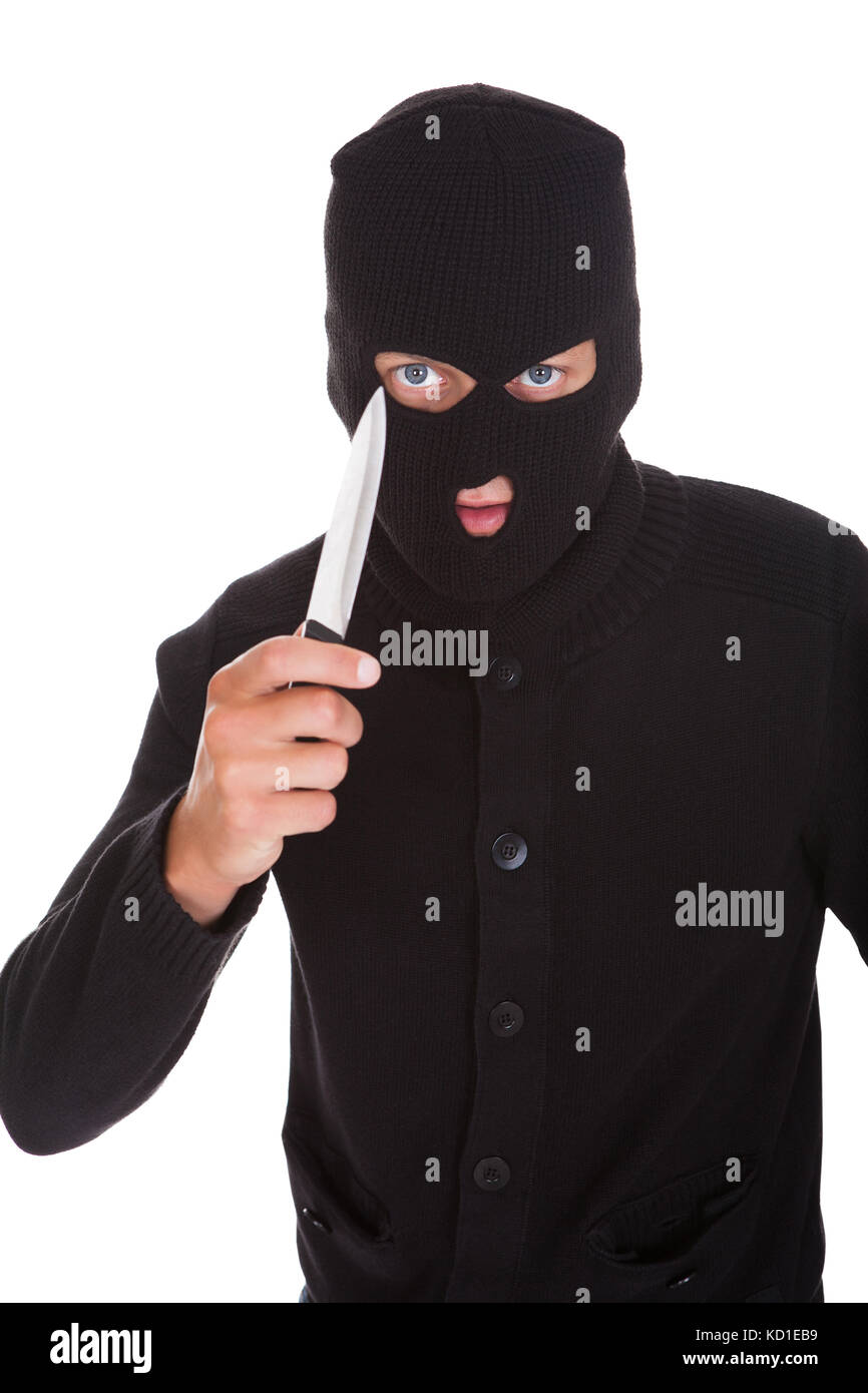 Ladro uomo in passamontagna tenendo il coltello isolati su sfondo bianco  Foto stock - Alamy