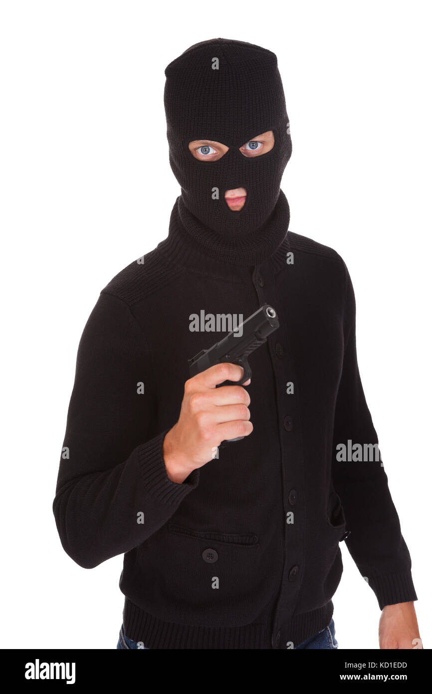 Ritratto di un ladro con passamontagna tenendo a pistola isolati su sfondo  bianco Foto stock - Alamy