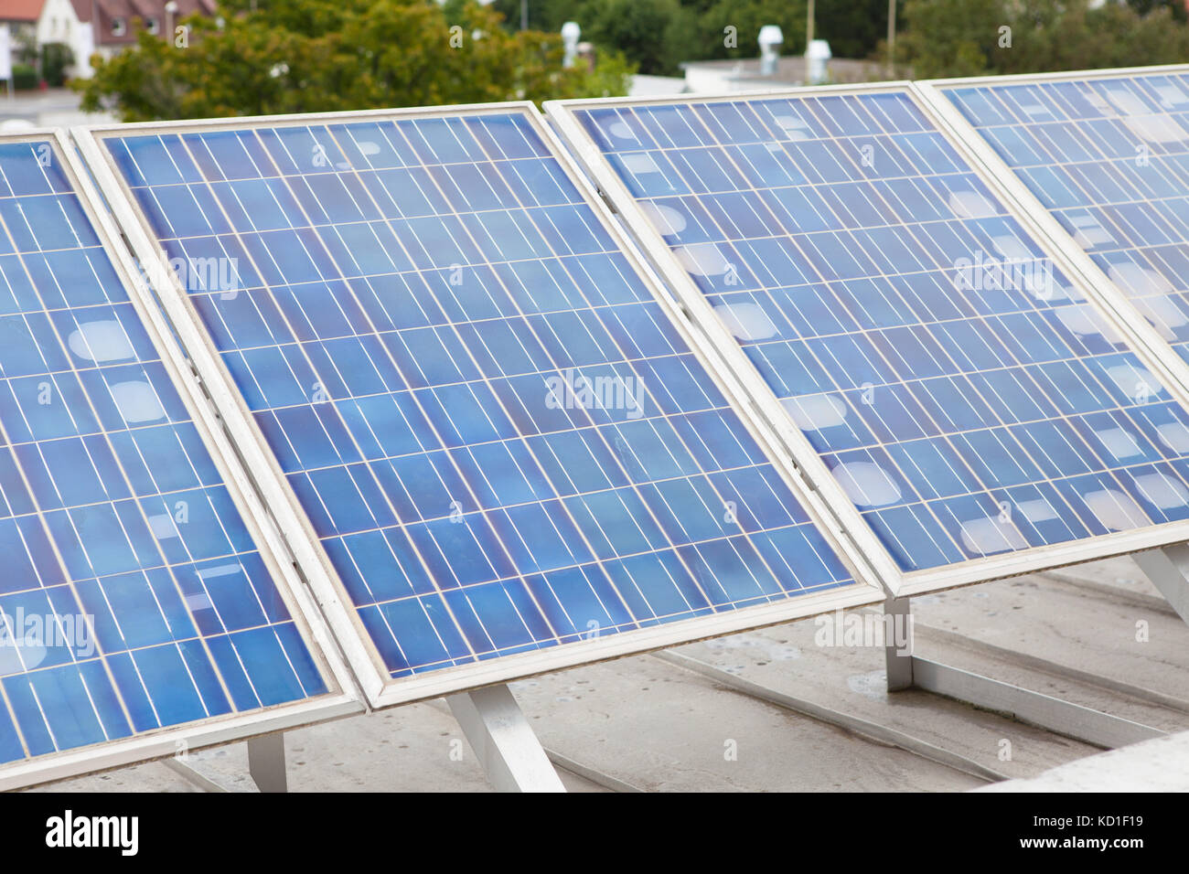 Close-up di Eco Friendly pannelli solari sul tetto Foto Stock