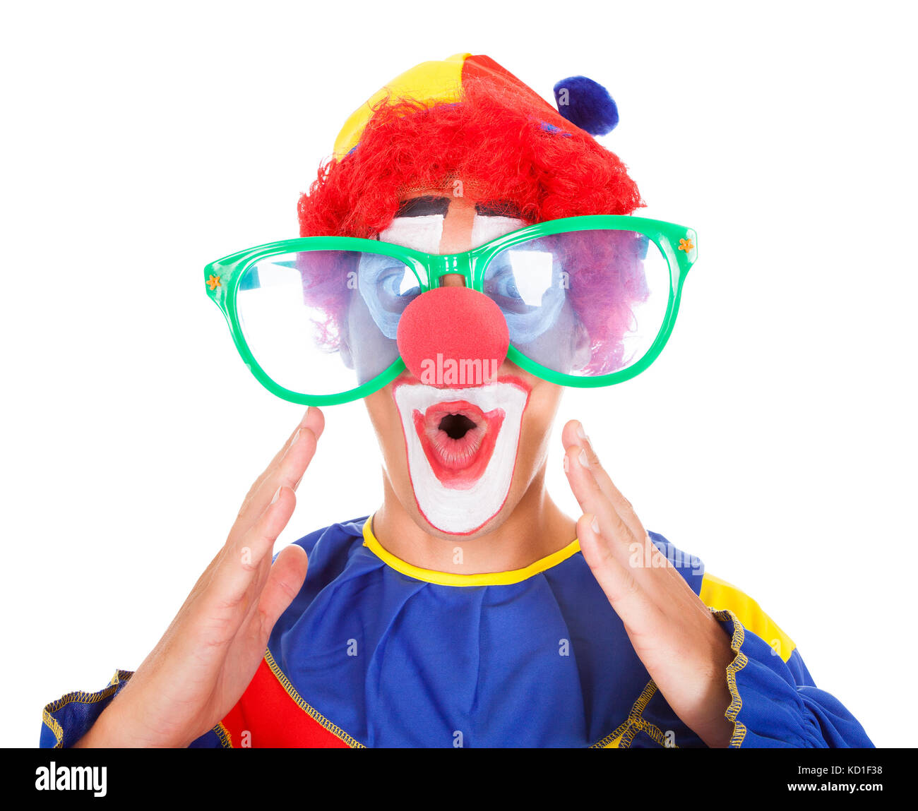Close-up di un divertente Joker con grandi occhiali Foto Stock
