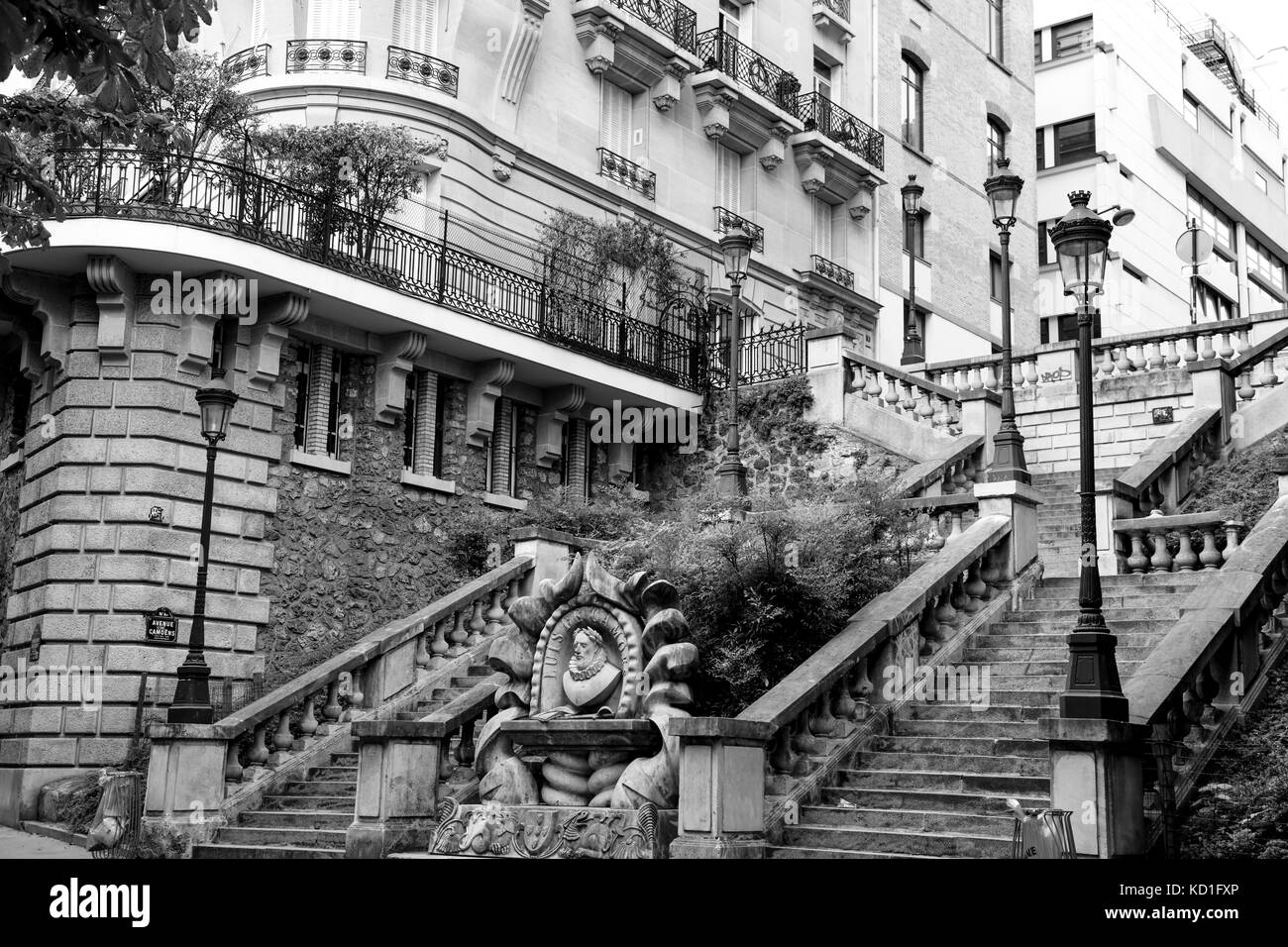 Parigi, Francia: Parigi 16eme arrondissement, con tipico appartamento haussmann e boulangerie nella fotografia in bianco e nero Foto Stock