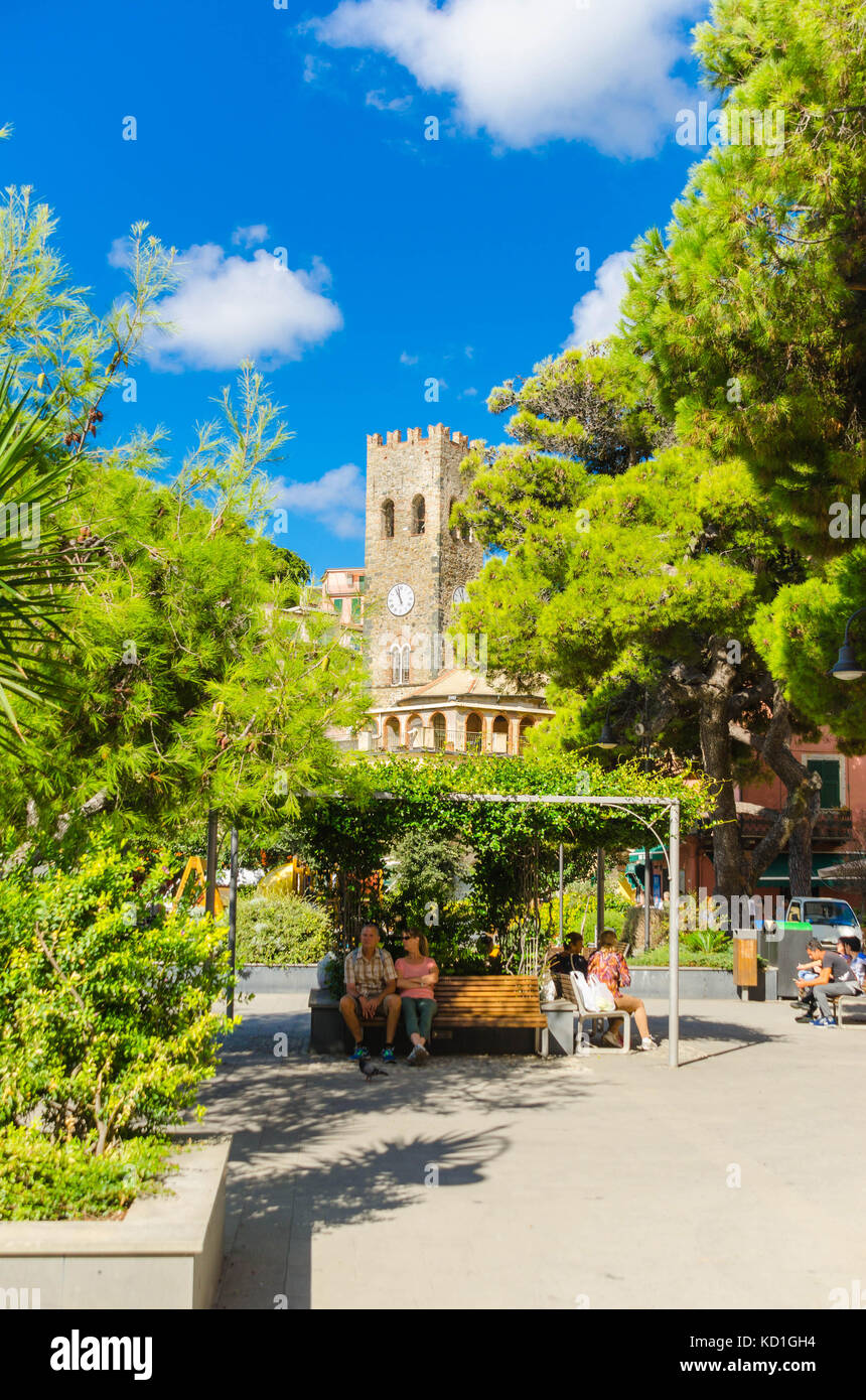 Persone rilassante in Piazza Giuseppe Garibaldi adiacente alla chiesa di San Giovanni Battista Monterosso al Mare in Italia Foto Stock