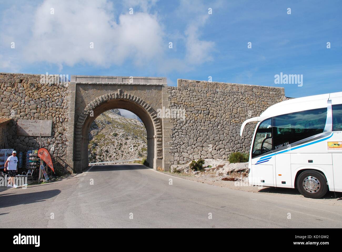 Un pullman turistico si ferma in un bar da un viadotto sulla sa calobra road sull'isola spagnola di Maiorca il 6 settembre 2017. Foto Stock