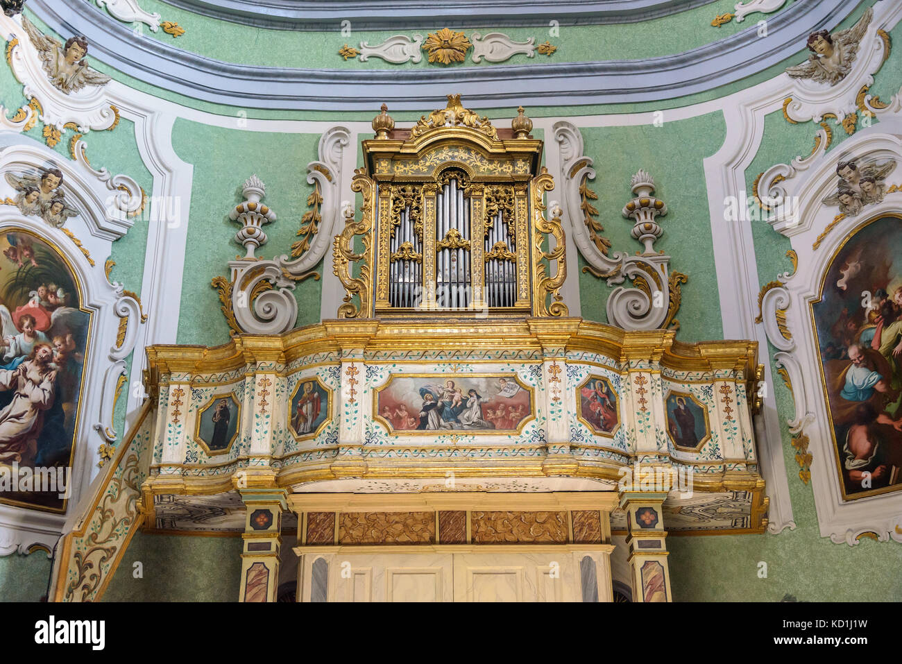 Matera, Italia - 2 settembre 2016: vista dell'organo decorata all'interno della chiesa del Purgatorio Foto Stock