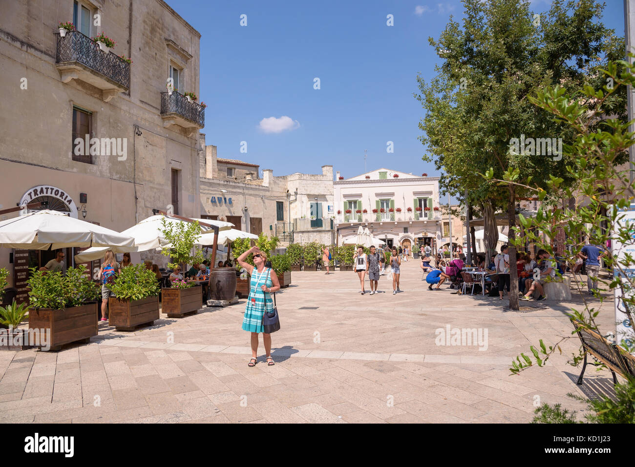Matera, Italia - 2 settembre 2016: turisti di visitare Piazza del sedile con molti negozi e caffetterie. Foto Stock
