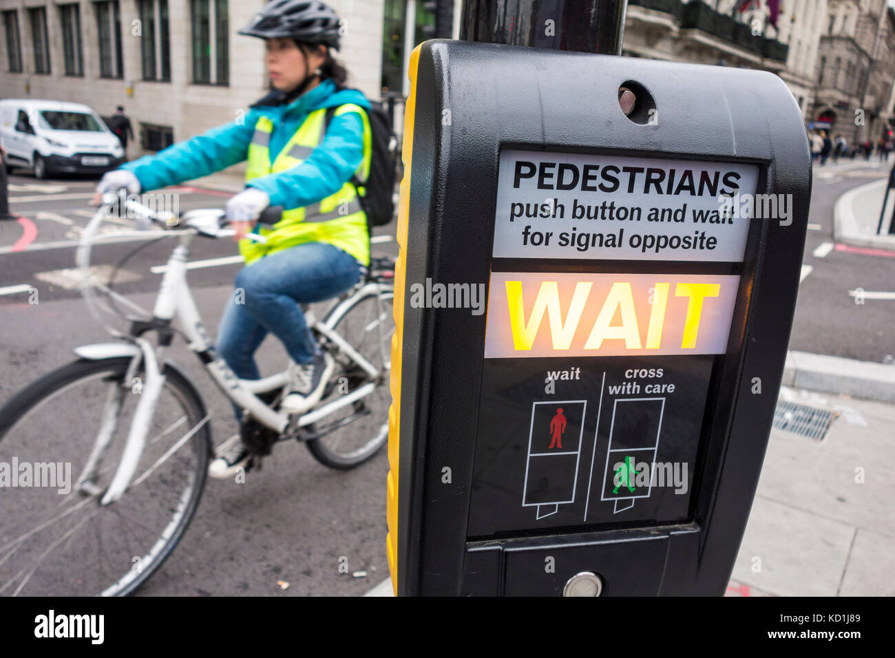 Attendere segno illuminata sul passaggio pedonale per un ciclo Lane, Città di Londra, Regno Unito Foto Stock