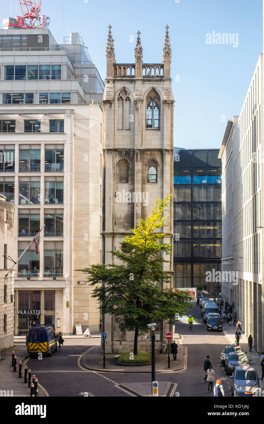 Chiesa di St Alban tower da Christopher Wren visto da Wood Street, City of London, Regno Unito Foto Stock