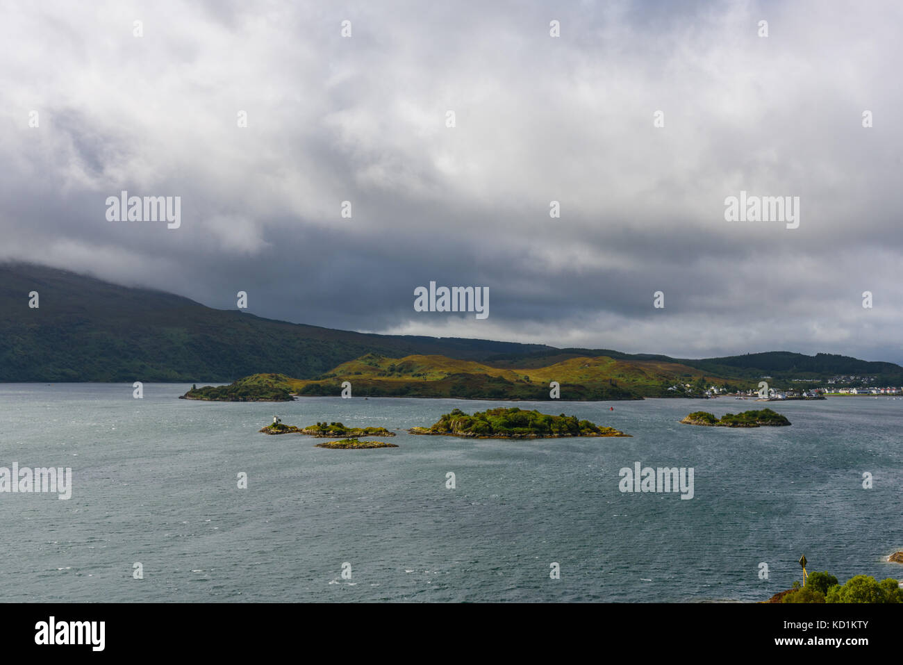 Vista panoramica di Kyle of Lochalsh una piccola città vicino al ponte per l'isola di Skye. Foto Stock