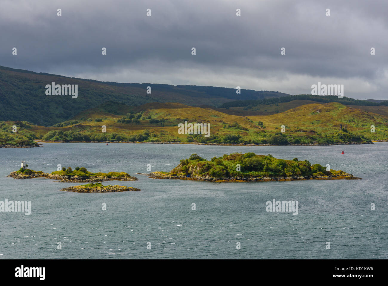 Vista panoramica di Kyle of Lochalsh una piccola città vicino al ponte per l'isola di Skye. Foto Stock