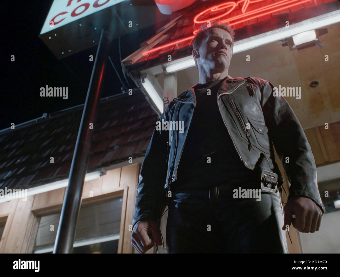 Terminator 2: Judgance Day (chiamato anche Terminator 2 o T2) è un film d'azione statunitense di fantascienza del 1991 co-scritto, prodotto e diretto da James Cameron. Il film è stato protagonista Arnold Schwarzenegger, Linda Hamilton, e Robert Patrick, con Edward Furlong anche nel suo cast principale come John Connor. Questa fotografia è esclusivamente per uso editoriale ed è il copyright della società cinematografica e/o del fotografo assegnato dalla società cinematografica o di produzione e può essere riprodotta solo da pubblicazioni in collaborazione con la promozione del film di cui sopra. È richiesto un credito obbligatorio per l'azienda cinematografica Foto Stock