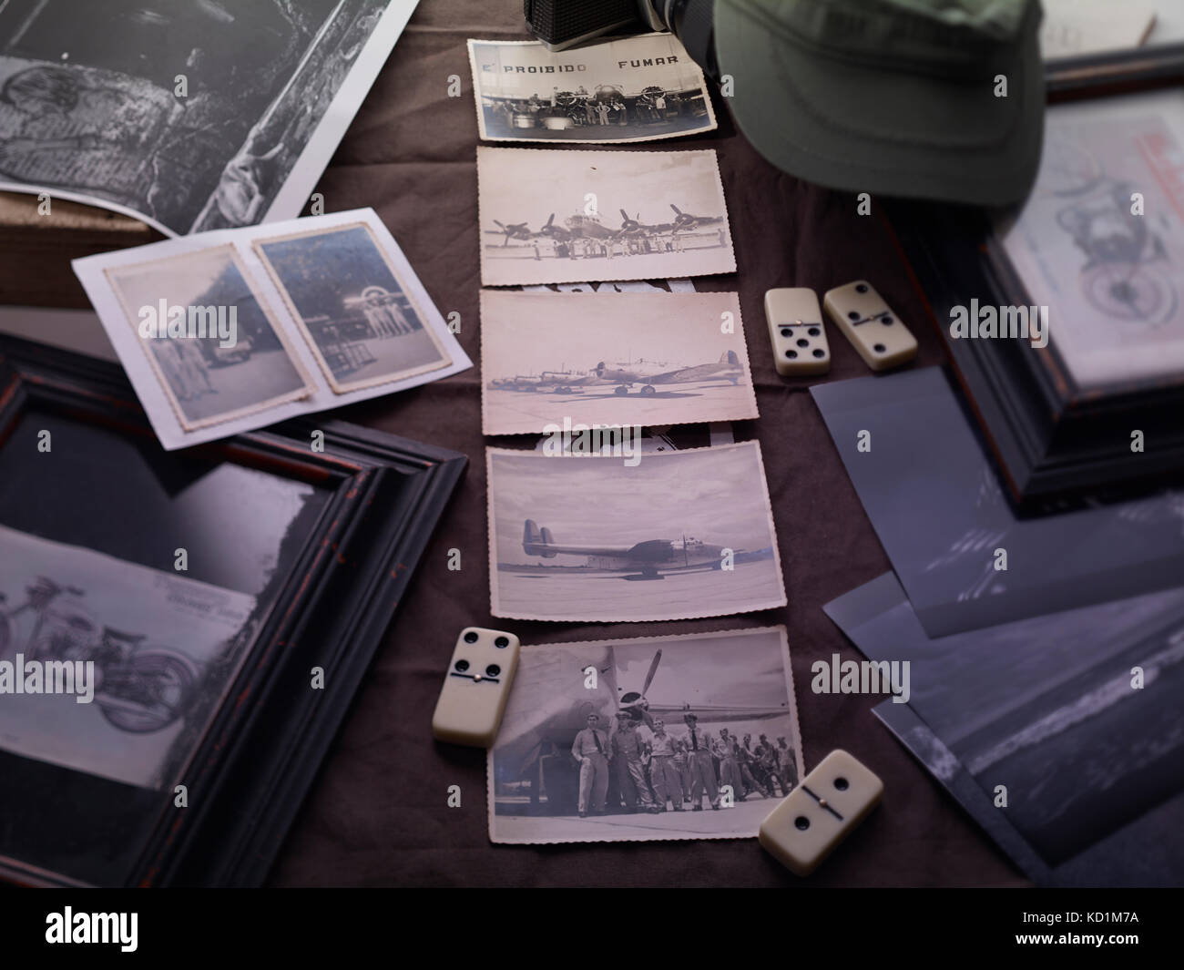 La memoria e le foto di mio nonno quando servì nelle forze aeree brasiliane. Messa a fuoco verticale Foto Stock