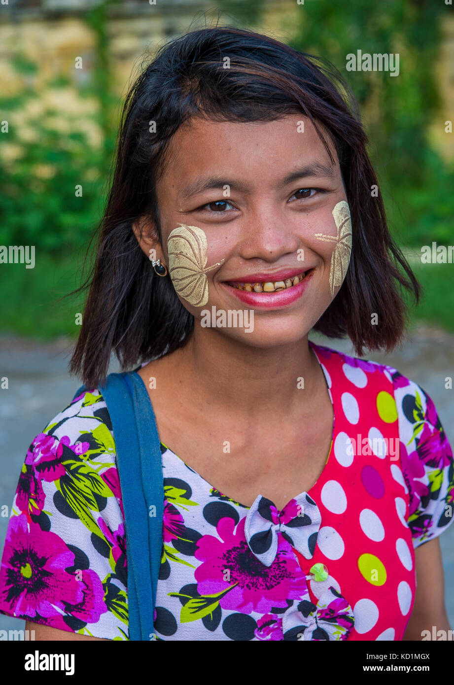 Ritratto di donna birmano con thanaka sulla faccia sul Myanmar Mandalay Foto Stock