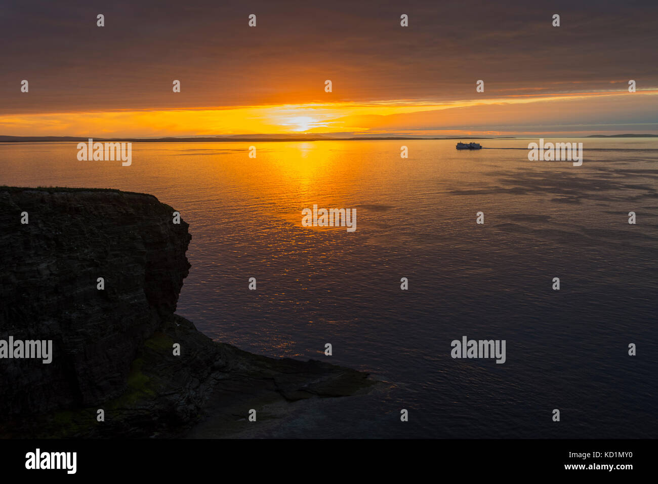 Tthe Northlink traghetto, il MV Hrossey, passando Mull Head al tramonto, Deerness, Orkney Mainland, Scozia, Regno Unito. Foto Stock