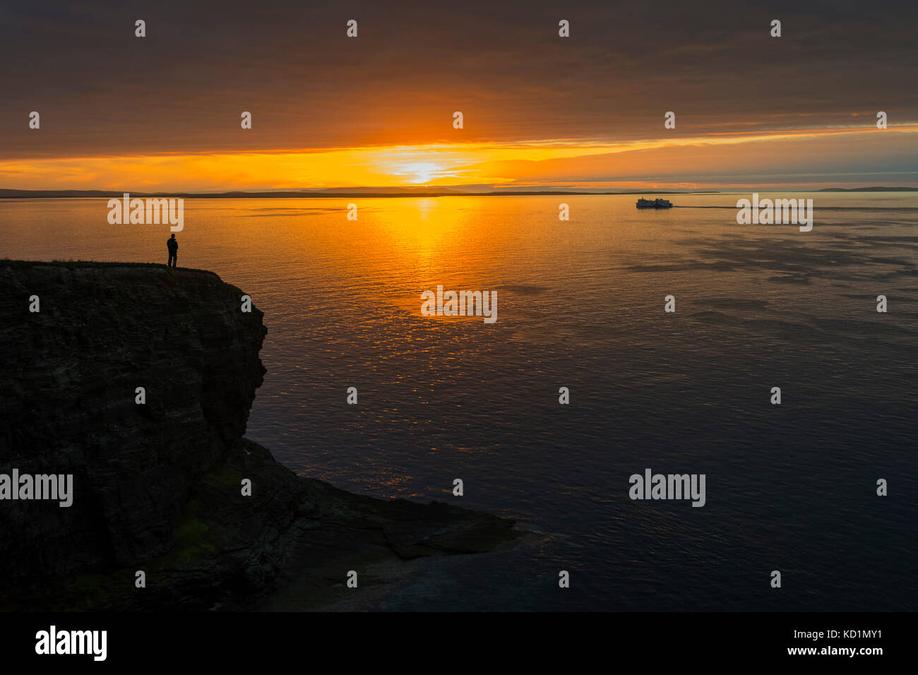 Tthe Northlink traghetto, il MV Hrossey, passando Mull Head al tramonto, Deerness, Orkney Mainland, Scozia, Regno Unito. Foto Stock