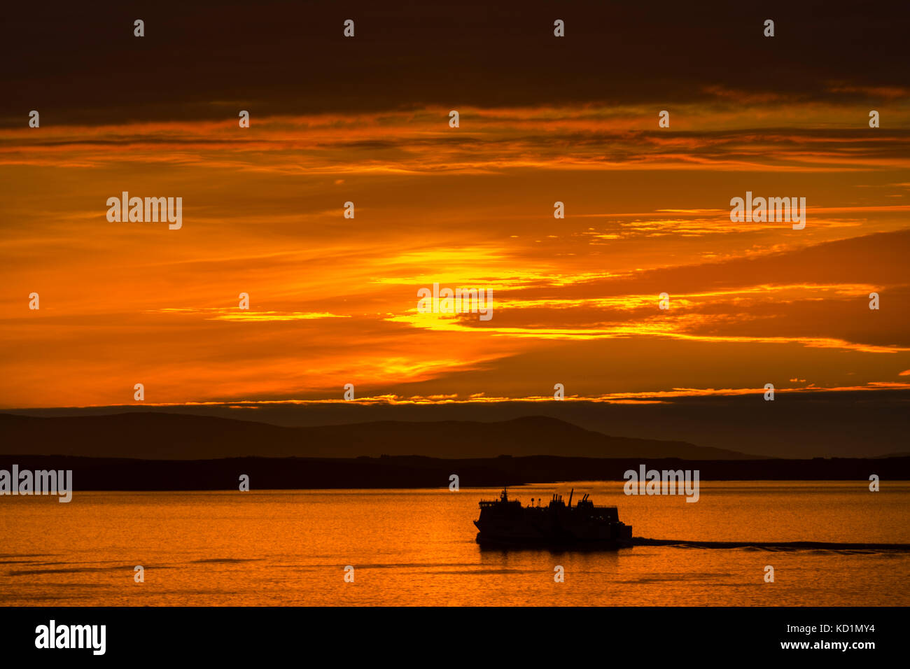 Tthe Northlink traghetto, il MV Hrossey, al tramonto, da Mull Head, Deerness, Orkney Mainland, Scozia, Regno Unito. Foto Stock