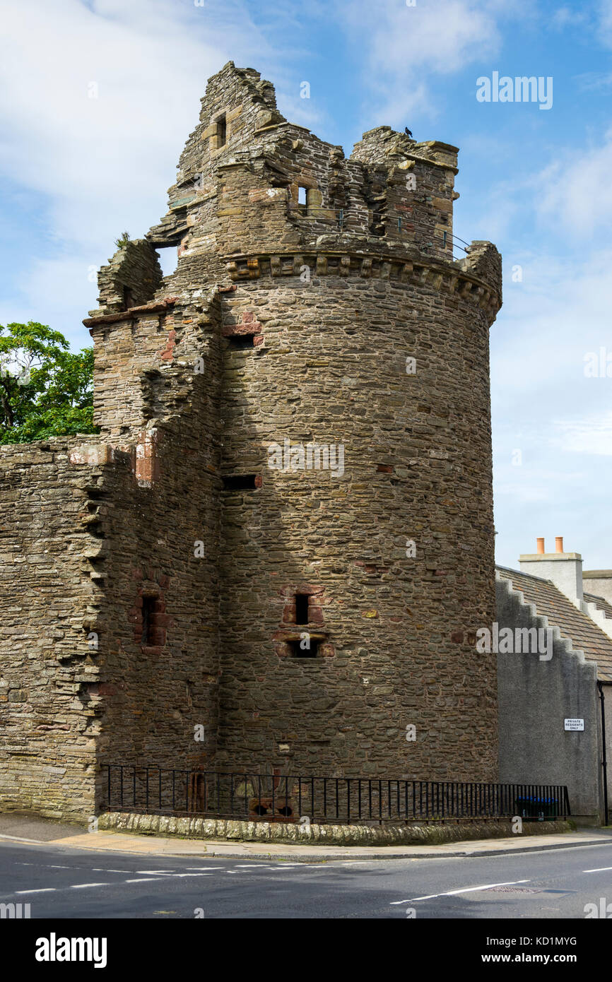 La torre del vescovo Reid, conosciuta localmente come Moosie Tooer, presso il Bishop's Palace, Kirkwall, Orkney Mainland, Scozia, Regno Unito. Foto Stock
