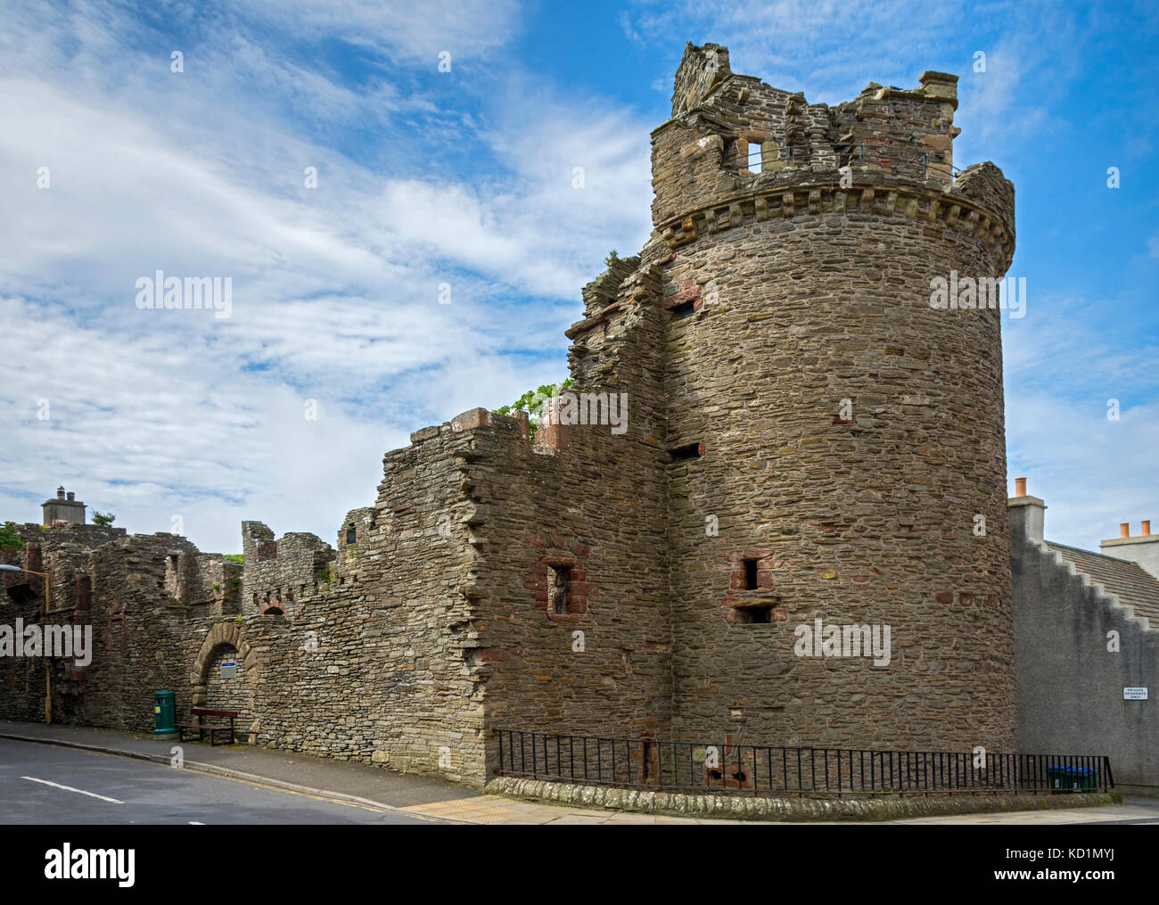 La torre del vescovo Reid, conosciuta localmente come Moosie Tooer, presso il Bishop's Palace, Kirkwall, Orkney Mainland, Scozia, Regno Unito. Foto Stock