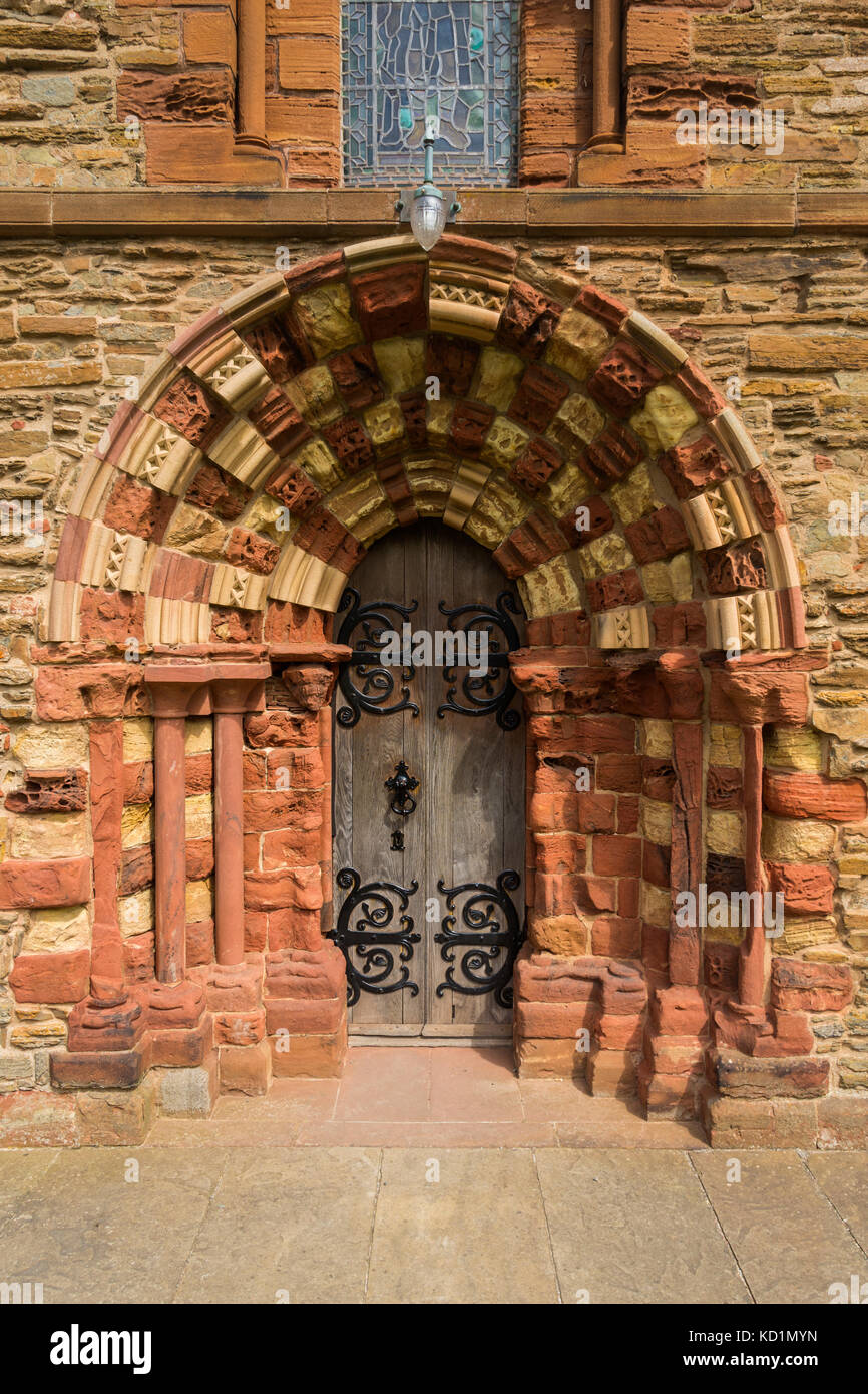 La porta del transetto sud di San Magnus Cathedral, Kirkwall, Orkney continentale, Scotland, Regno Unito. Foto Stock